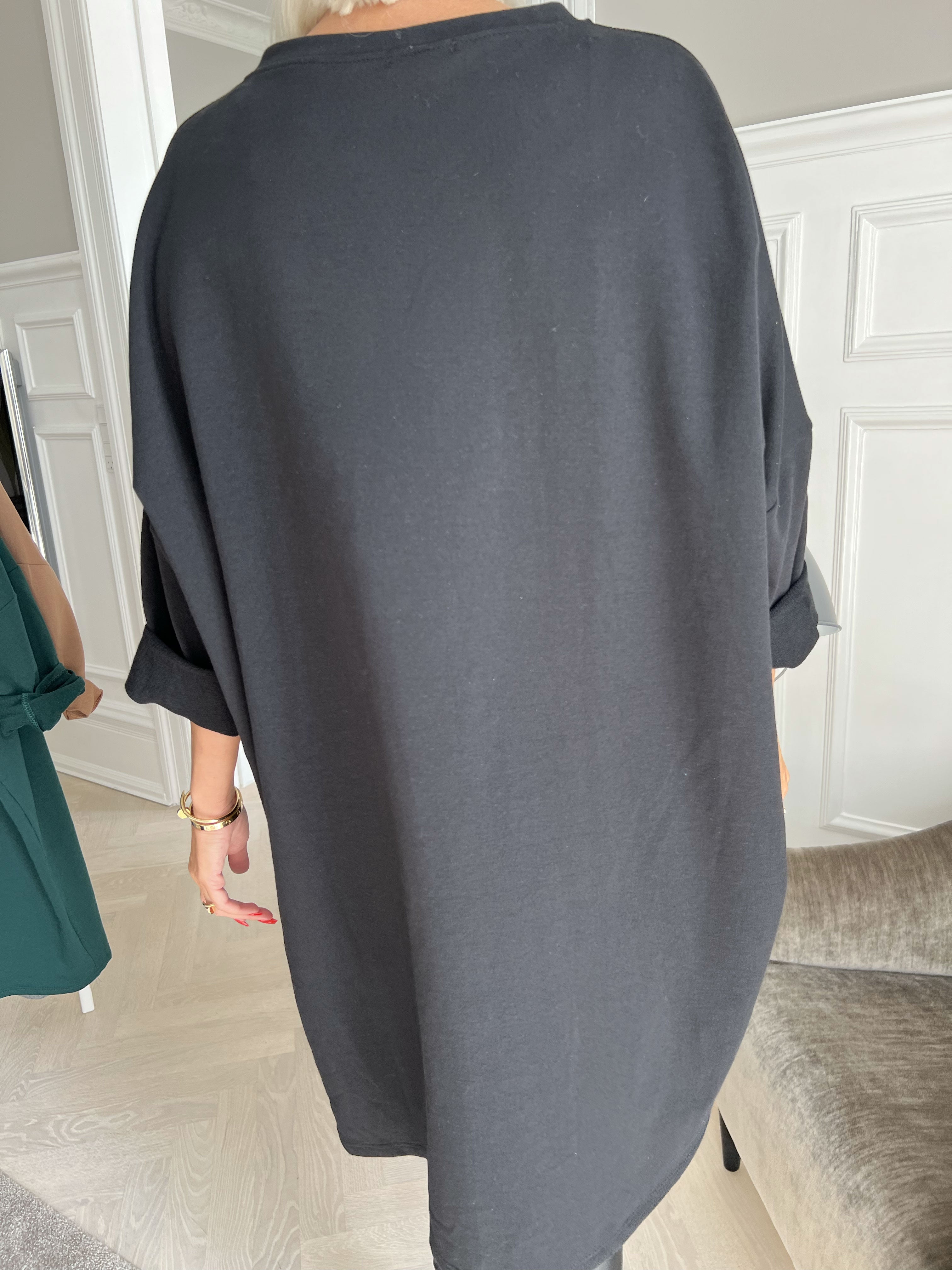 Liana - Joggingkjole med guldskrift